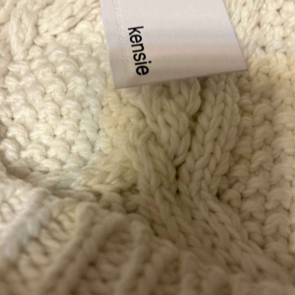 Kensie white NWT chunky knit Pom hat 100% acrylic - Picture 5 of 6